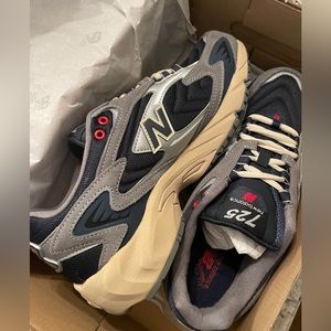 New Balance 725V1 Lace-Up Sneakers